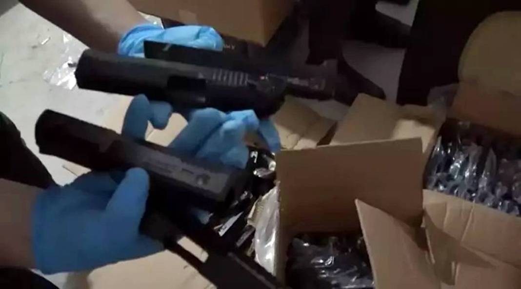 Oyuncak dükkanının alt katına inen polisin ağzı açık kaldı! Şehrin göbeğinde üretim atölyesi kurmuşlar 15